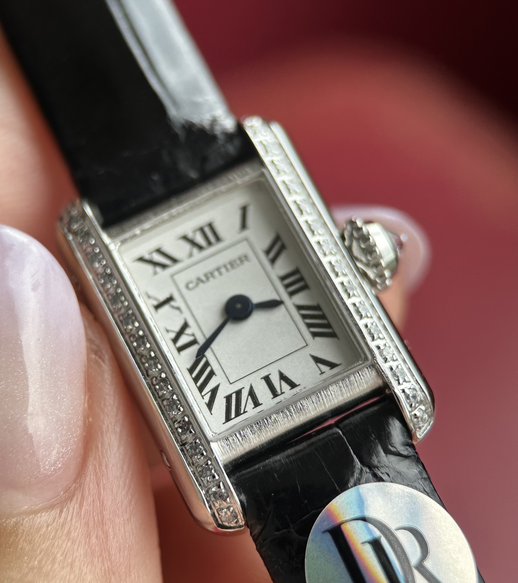 NO:391858,Small and lightweight, making every minute and every second full of elegance and confidence. The TANK LOUIS CARTIER mini small-sized watch has a dial size of 24 16.5mm x 6.2mm, and a imported movement in Switzerland!  The classic design is mixed with new proportions, making it more exquisite, unique and unique. The iconic bright tank curved case has been carefully polished through multiple layers of complicated processes, striving to achieve rounded corners, striving to be no different from the original version. The outer ring of the watch is purely hand-in-made inlaid with small diamonds, and is supplemented by a crown that is carefully polished by hand, paired with a pure American crocodile leather strap. Each element takes into account the aesthetics and the comfort of wearing, and it fully explains the casual elegance, allowing your beauty to flow everywhere. No matter how many times you see it, the mini tank that will be surprised to be truly interpreted to the extreme!  DR produces all the best!  , louis vuitton, cartier,crocodile skin19860909小小的,轻装上阵,让每一分每一秒都充满优雅与自信的魅力.  TANK LOUIS CARTIER迷你小尺寸款腕表以 24 16.5mm x 6.2mm的表盘尺寸,瑞士进口机芯！经典的设计混以全新的比例搭配,更显精巧别致而富有个性.标志性的明亮坦克弧形表壳 经过多层繁复工序精细打磨出圆润边角,力求每个弧度都与原版无异.表外圈纯手工镶嵌小碎钻,再辅以每颗都用手工精心打磨的表冠,搭配纯正美洲鳄鱼皮质表带,每一元素兼顾美学和佩戴舒适感,尽释随性优雅,让你的美处处流转.无论看了多少次还是会被惊讶住的mini坦克 真的把精致演绎到了极致！DR出品 尽是精品！,,louis vuitton,cartier,crocodile skin,Watch