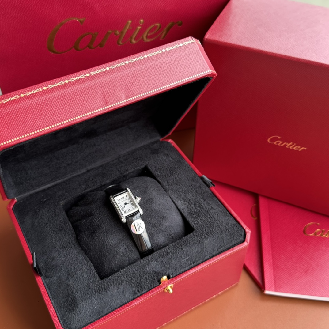 NO:391865,Details: Small, lightweight, every minute and every second are full of elegance and confidence. The TANK LOUIS CARTIER mini small size watch has a dial size of 24 16.5mm x 6.2mm, and imported Swiss movement!  The classic design is mixed with new proportions, making it more exquisite, unique and unique. The iconic bright tank curved case has been carefully polished through multiple layers of complicated processes, striving to achieve rounded corners, striving to be no different from the original version. The outer ring of the watch is purely hand-in-made inlaid with small diamonds, and is supplemented by a crown that is carefully polished by hand, paired with a pure American crocodile leather strap. Each element takes into account the aesthetics and the comfort of wearing, and it fully explains the casual elegance, allowing your beauty to flow everywhere. No matter how many times you see it, the mini tank that will be surprised to be truly interpreted to the extreme!  DR produces all the best!  , louis vuitton, cartier,crocodile skin19860909细节 小小的,轻装上阵,让每一分每一秒都充满优雅与自信的魅力.  TANK LOUIS CARTIER迷你小尺寸款腕表以 24 16.5mm x 6.2mm的表盘尺寸,瑞士进口机芯！经典的设计混以全新的比例搭配,更显精巧别致而富有个性.标志性的明亮坦克弧形表壳 经过多层繁复工序精细打磨出圆润边角,力求每个弧度都与原版无异.表外圈纯手工镶嵌小碎钻,再辅以每颗都用手工精心打磨的表冠,搭配纯正美洲鳄鱼皮质表带,每一元素兼顾美学和佩戴舒适感,尽释随性优雅,让你的美处处流转.无论看了多少次还是会被惊讶住的mini坦克 真的把精致演绎到了极致！DR出品 尽是精品！,,louis vuitton,cartier,crocodile skin,Watch