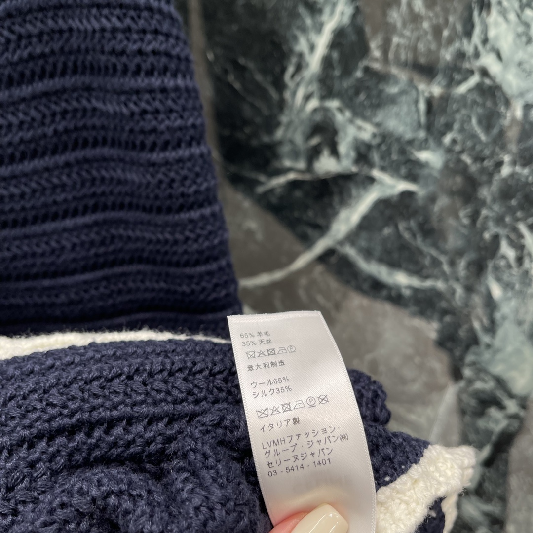 
CE 25早秋新款 撞色花边针织背心裙 通体横条纹钩针分布 细节满分配合标志性凯旋门徽标绣于前胸 让复