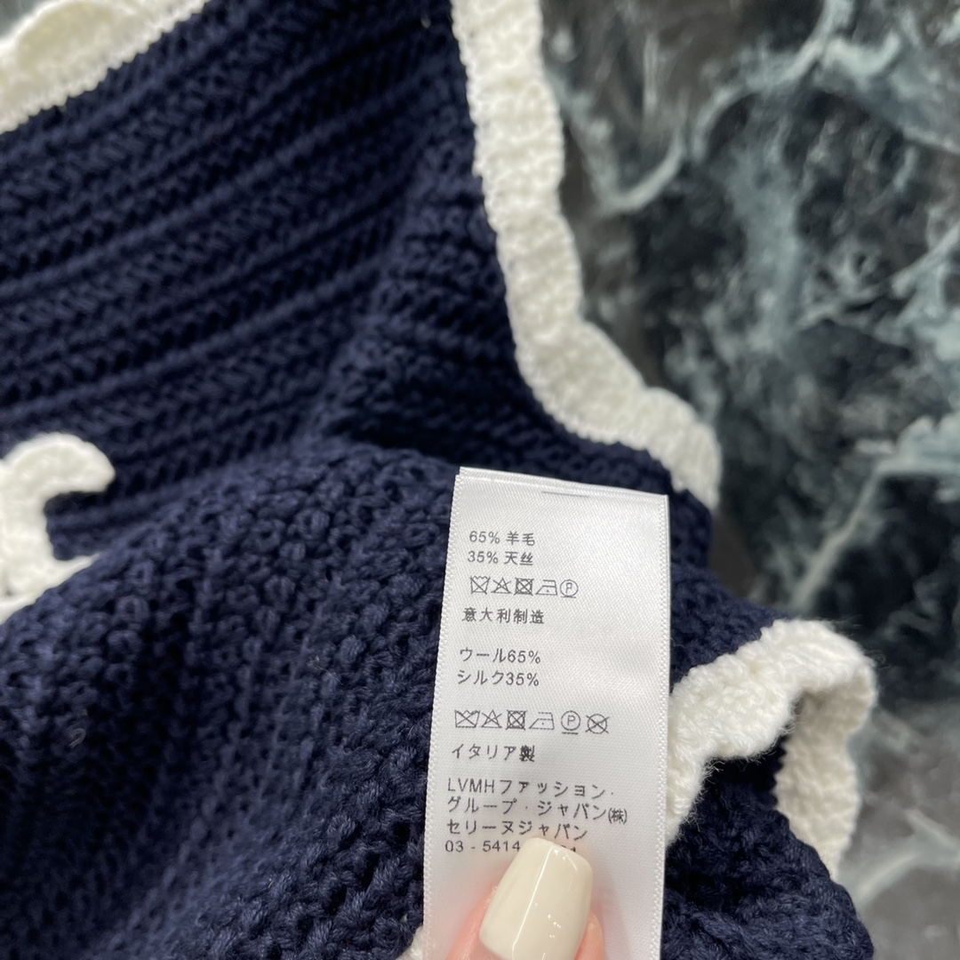 
CE 25早秋新款 撞色花边针织背心 通体横条纹钩针分布 细节满分配合标志性凯旋门徽标绣于前胸 让复古