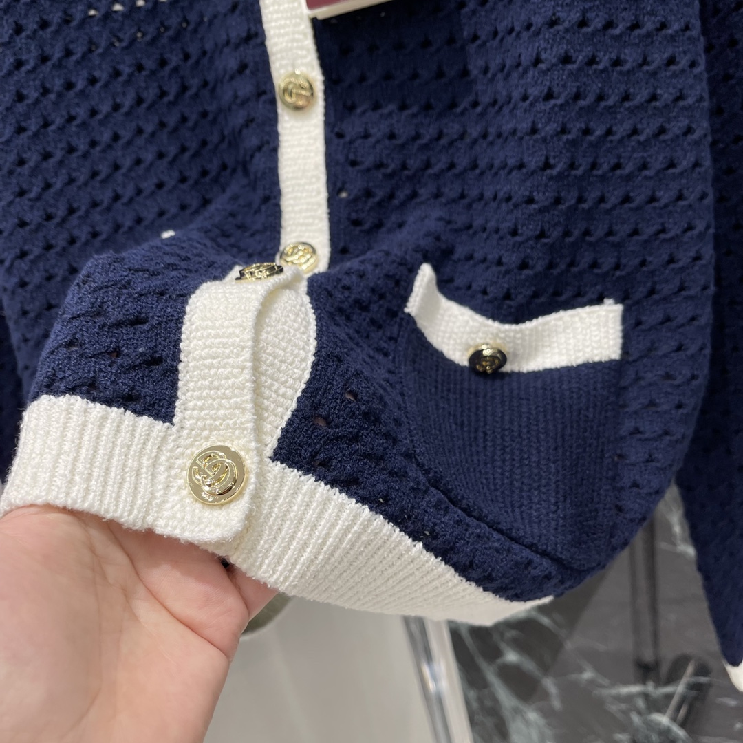 
G家 25早秋新款 镂空针织开衫 通体利用镂空钩针肌理交织领口延伸至开襟呼应袖口和下摆 均采用螺纹白色