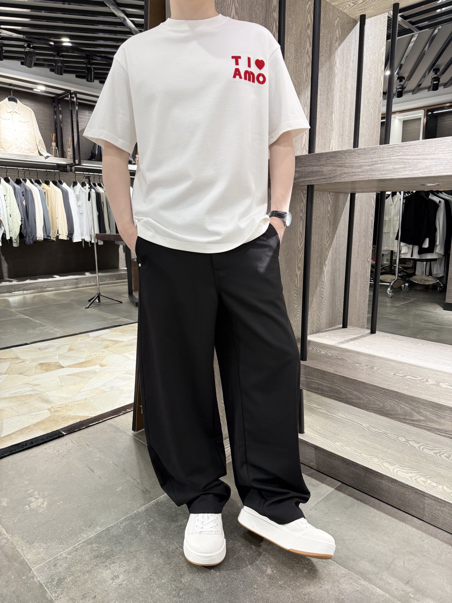 NO:432957,Ami-2025 summer hot fashion short-sleeved T-shirt, chest towel embroidery adds a sense of fashion. High-quality 260g pure cotton fabric, soft and skin-friendly, breathable and comfortable, high-quality texture, slightly wide-size style, suitable for a variety of styles, S-2XL (model 180/140 wears S, with Hong Kong Lane Crawford gift box packaging), T-shirt,tees, t-shirt,alexander wang19860909Ami-2025夏季爆款时尚短袖T恤,胸口毛巾绣花增添时尚感.高品质260g纯棉面料,柔软亲肤,透气舒适,质感上乘,微阔版型,适配多种风格,码数S-2XL(模特180/140穿S,配香港连卡佛礼盒包装）,,T-shirt,tees，t-shirt,alexander wang,Men's clothing