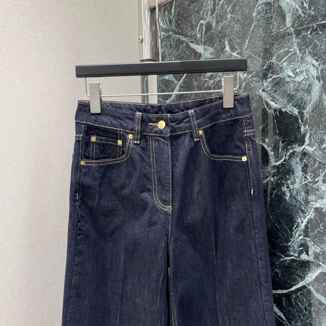 
路易 25早秋新款 复古牛仔长裤 裤脚重工印花超时髦新款丹宁牛仔个性色调上身又酷又飒爽纹理细腻，棉感自