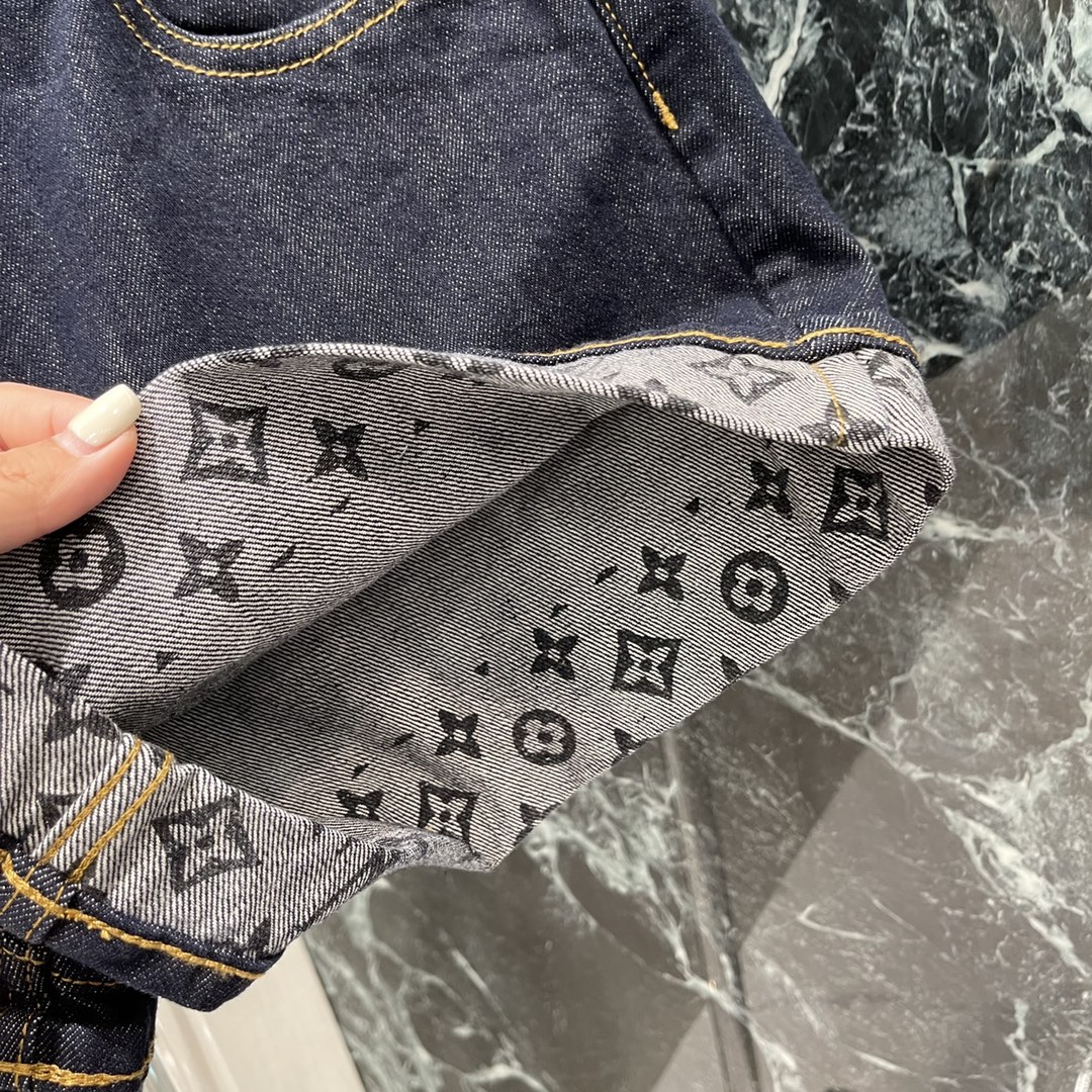 
路易 25早秋新款 复古牛仔短裤 裤脚重工印花超时髦新款丹宁牛仔个性色调上身又酷又飒爽纹理细腻，棉感自
