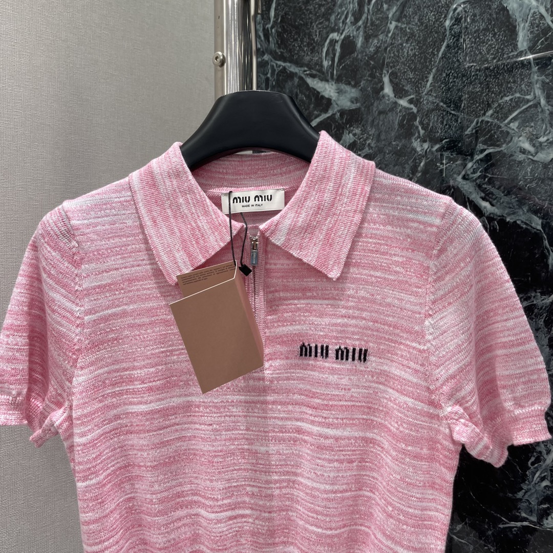 
Miu 25早秋新款 翻领针织短袖 通体细密针织纹路肩袖配合插肩走向分布 弹力螺纹包边细节满分文艺青春