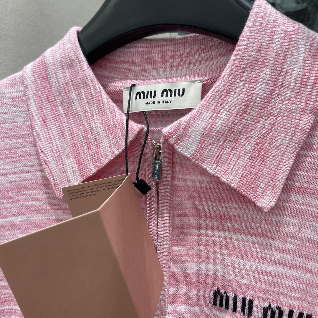 
Miu 25早秋新款 翻领针织短袖 通体细密针织纹路肩袖配合插肩走向分布 弹力螺纹包边细节满分文艺青春