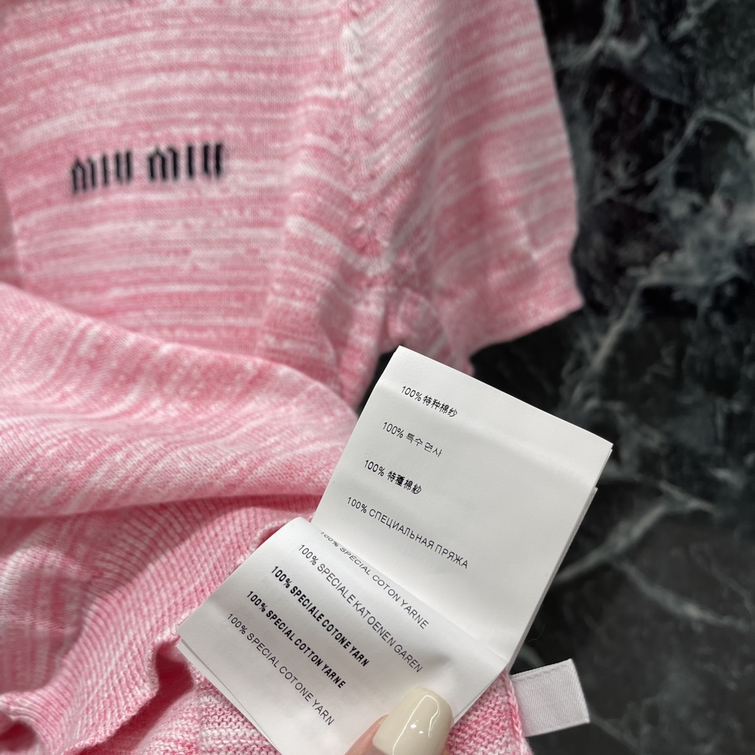 
Miu 25早秋新款 翻领针织短袖 通体细密针织纹路肩袖配合插肩走向分布 弹力螺纹包边细节满分文艺青春
