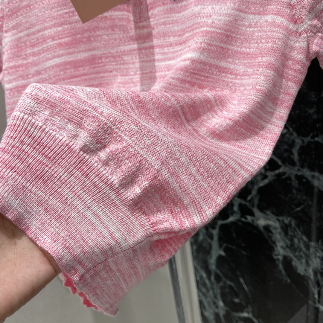 
Miu 25早秋新款 翻领针织短袖 通体细密针织纹路肩袖配合插肩走向分布 弹力螺纹包边细节满分文艺青春