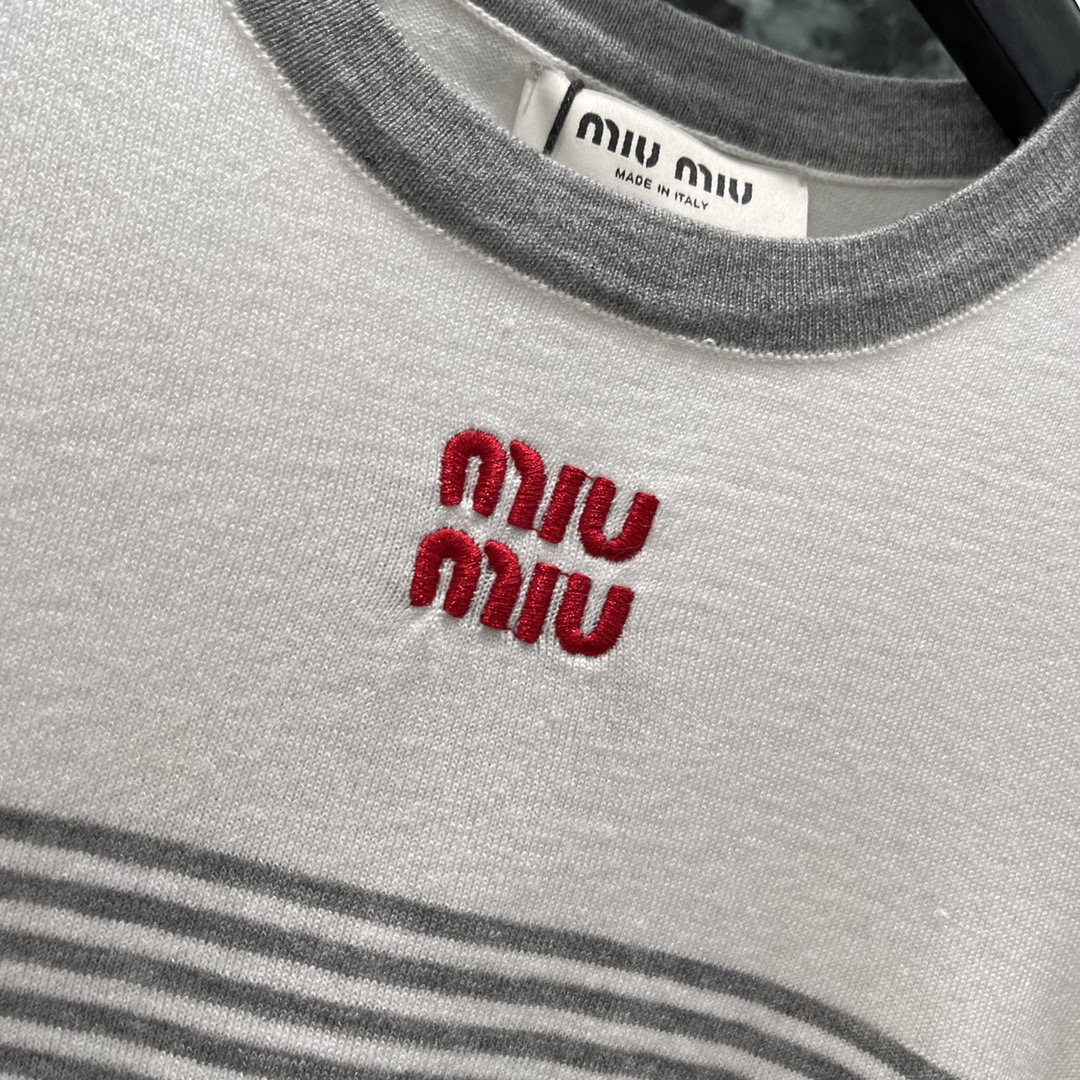 
Miu 25早秋新款 微标条纹针织上衣 胸前饰有撞色品牌标识刺绣徽标 减龄条纹图案撞色罗纹饰边 修身弹