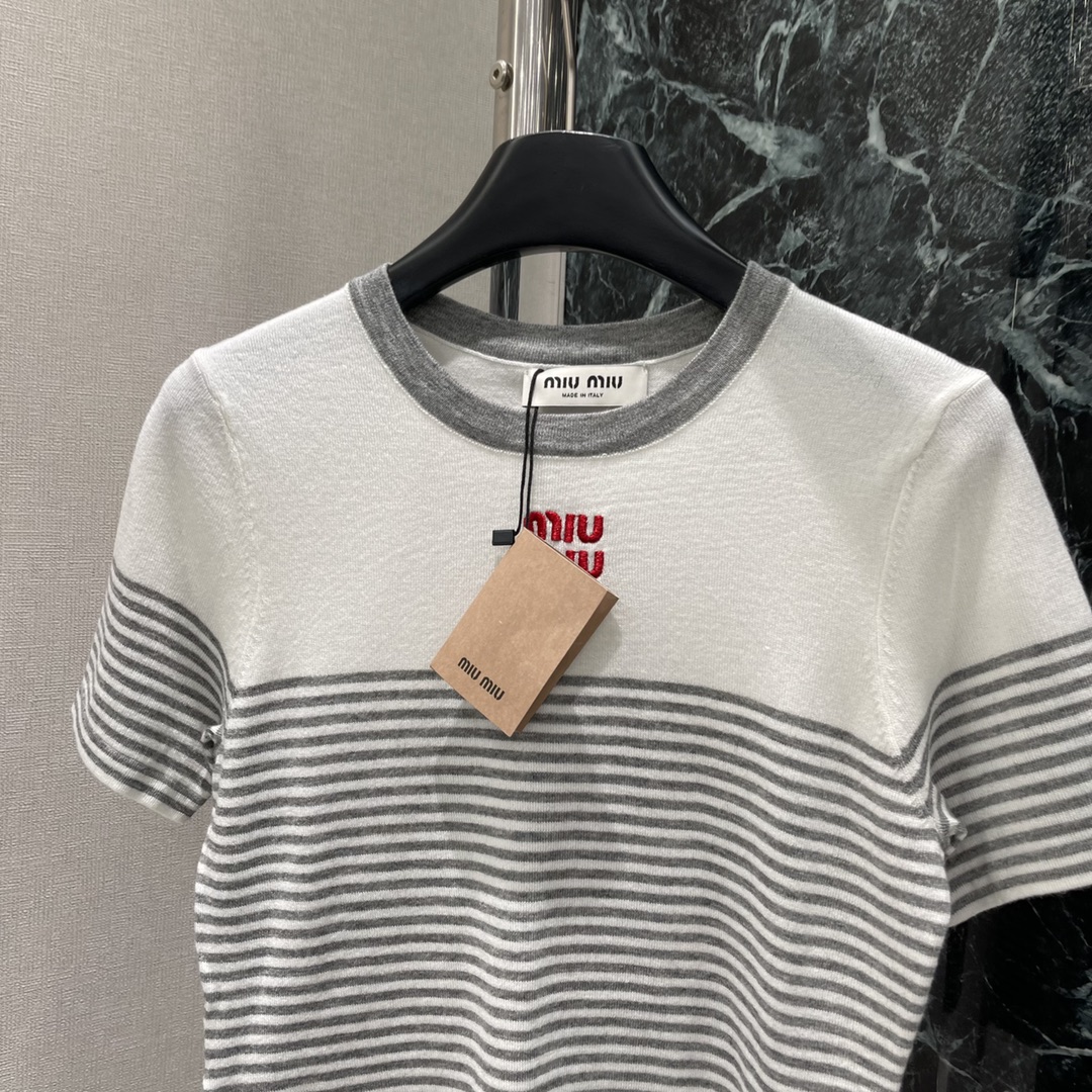 
Miu 25早秋新款 微标条纹针织上衣 胸前饰有撞色品牌标识刺绣徽标 减龄条纹图案撞色罗纹饰边 修身弹
