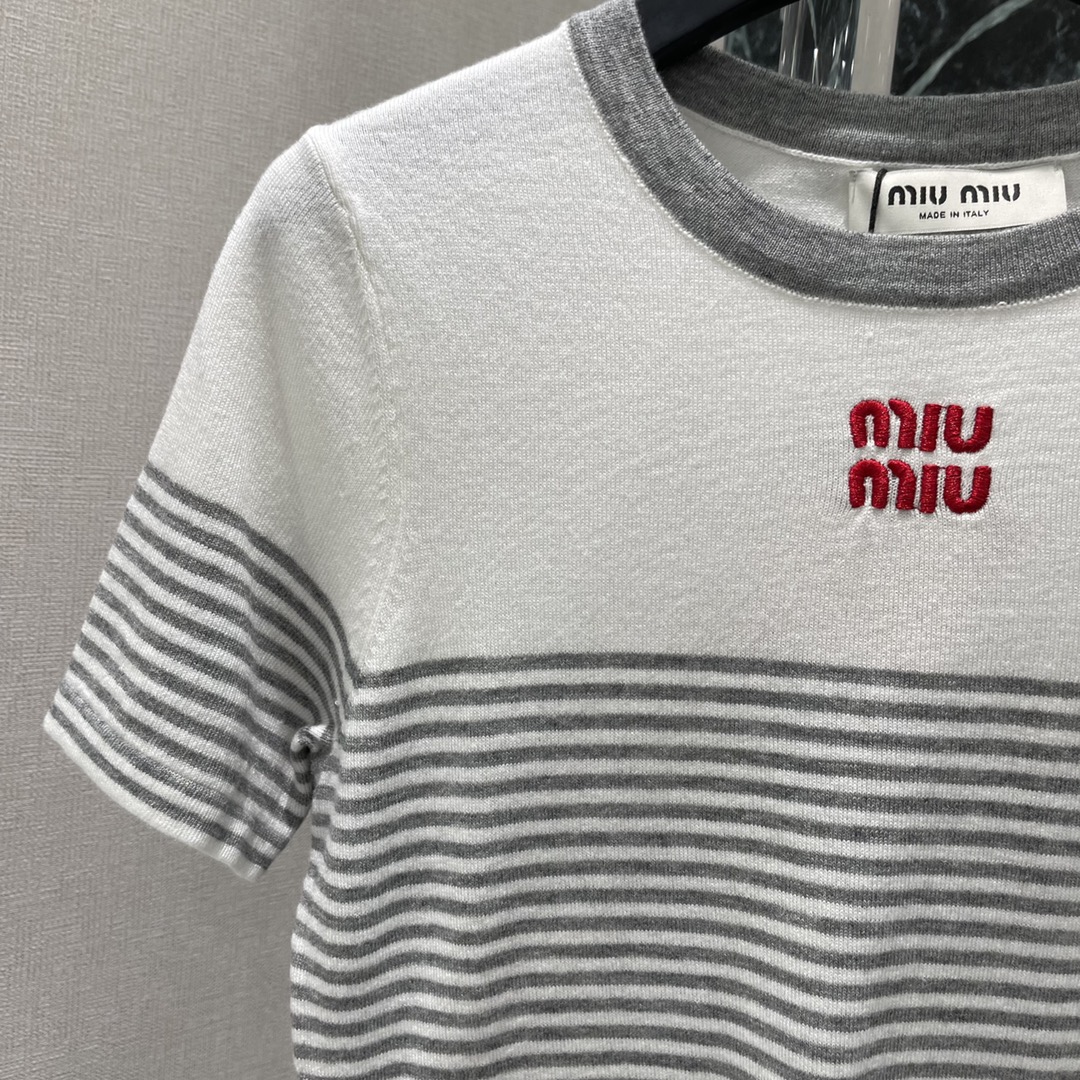 
Miu 25早秋新款 微标条纹针织上衣 胸前饰有撞色品牌标识刺绣徽标 减龄条纹图案撞色罗纹饰边 修身弹