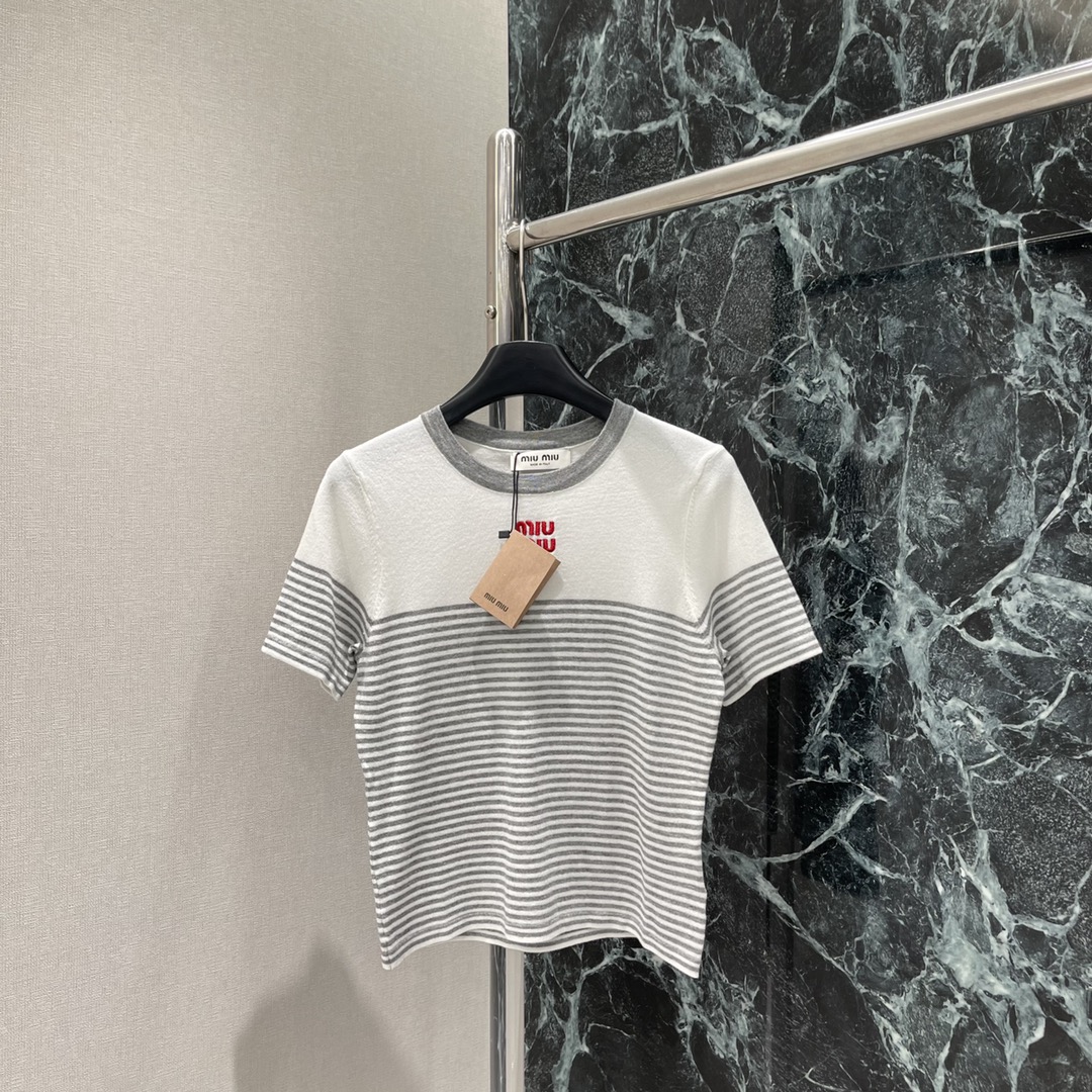 
Miu 25早秋新款 微标条纹针织上衣 胸前饰有撞色品牌标识刺绣徽标 减龄条纹图案撞色罗纹饰边 修身弹