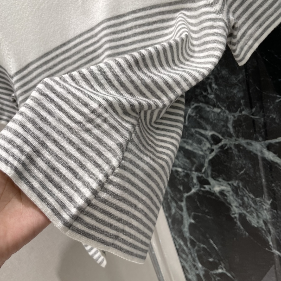 
Miu 25早秋新款 微标条纹针织上衣 胸前饰有撞色品牌标识刺绣徽标 减龄条纹图案撞色罗纹饰边 修身弹