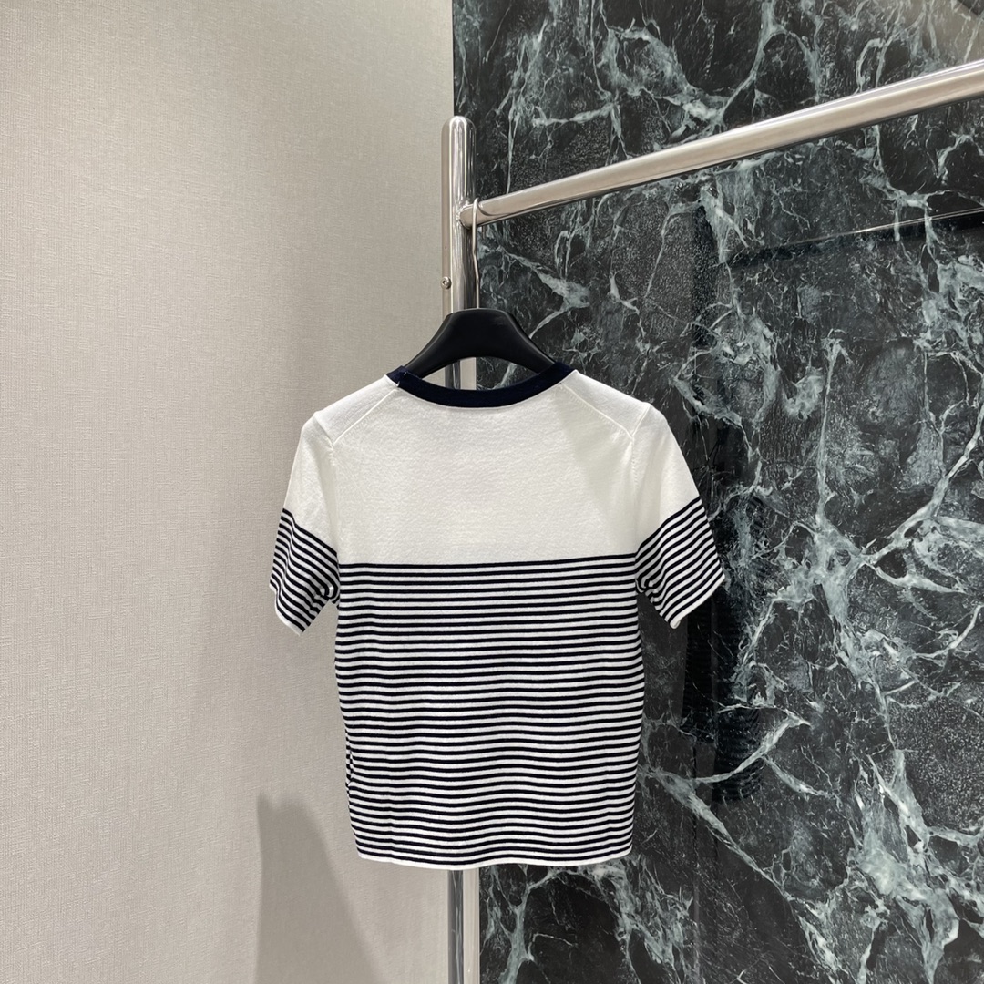 
Miu 25早秋新款 微标条纹针织上衣 胸前饰有撞色品牌标识刺绣徽标 减龄条纹图案撞色罗纹饰边 修身弹