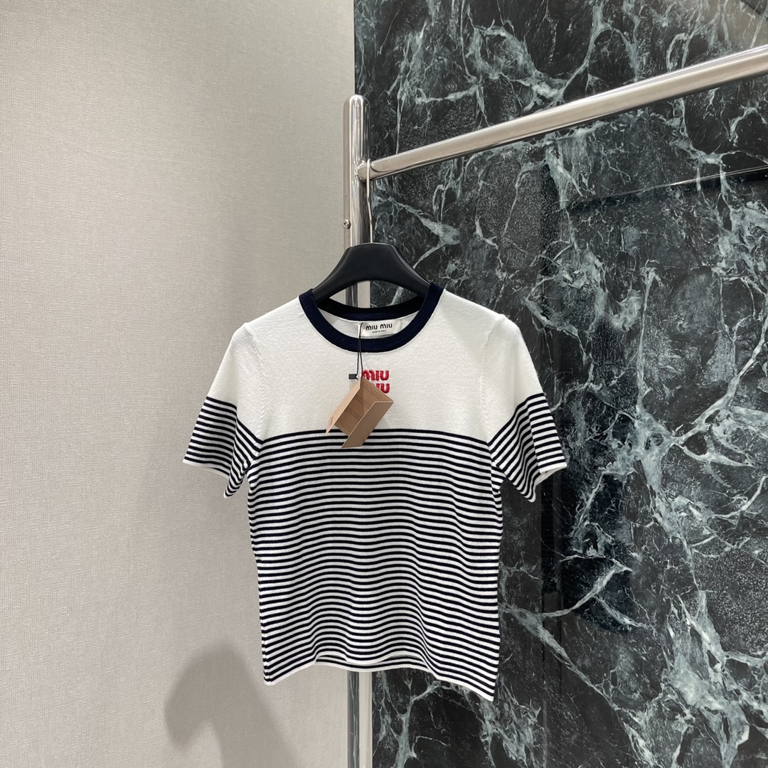 
Miu 25早秋新款 微标条纹针织上衣 胸前饰有撞色品牌标识刺绣徽标 减龄条纹图案撞色罗纹饰边 修身弹