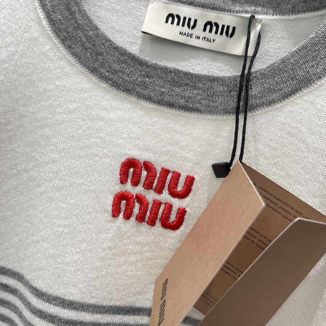 
Miu 25早秋新款 条纹针织背心 通体两色条纹撞色更显高街时髦气息 胸前刺绣字母徽标简单修饰 就能轻