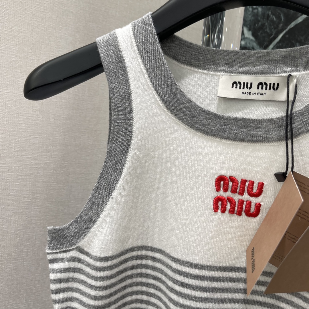
Miu 25早秋新款 条纹针织背心 通体两色条纹撞色更显高街时髦气息 胸前刺绣字母徽标简单修饰 就能轻