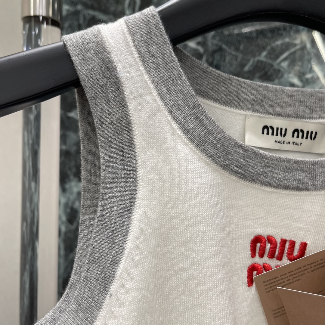 
Miu 25早秋新款 条纹针织背心 通体两色条纹撞色更显高街时髦气息 胸前刺绣字母徽标简单修饰 就能轻