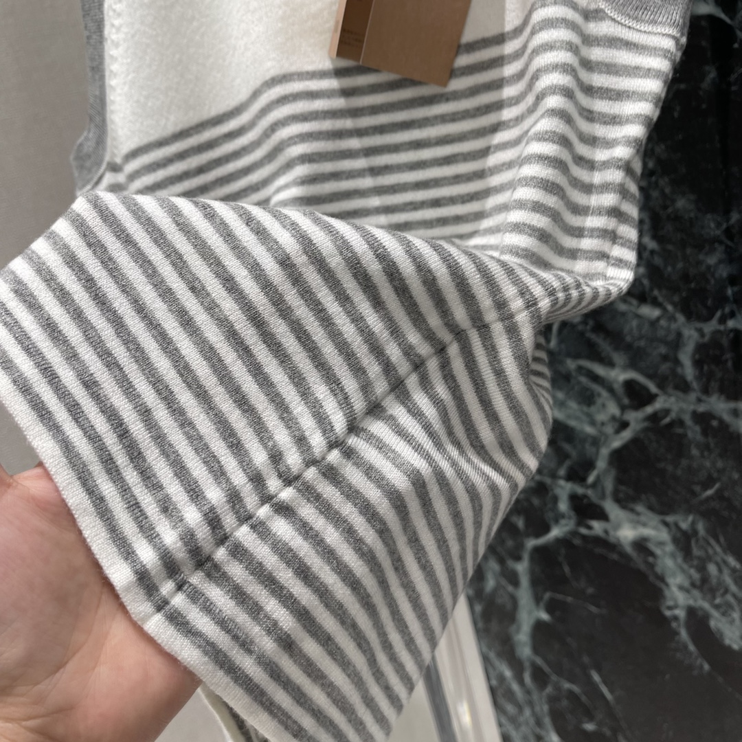 
Miu 25早秋新款 条纹针织背心 通体两色条纹撞色更显高街时髦气息 胸前刺绣字母徽标简单修饰 就能轻
