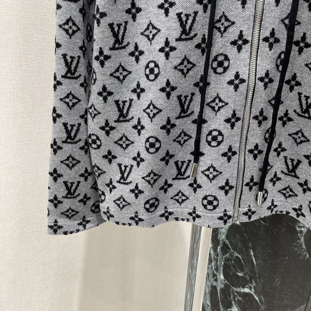 
路易 25早秋新款 连帽提花针织开衫 通体字母提花彰显品牌调性和设计层次感上身尽显松弛时尚魅力细节满分