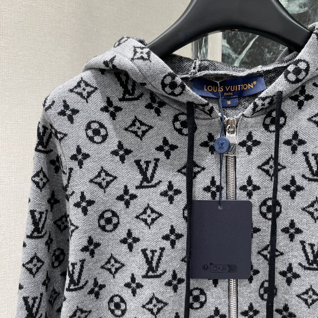 
路易 25早秋新款 连帽提花针织开衫 通体字母提花彰显品牌调性和设计层次感上身尽显松弛时尚魅力细节满分