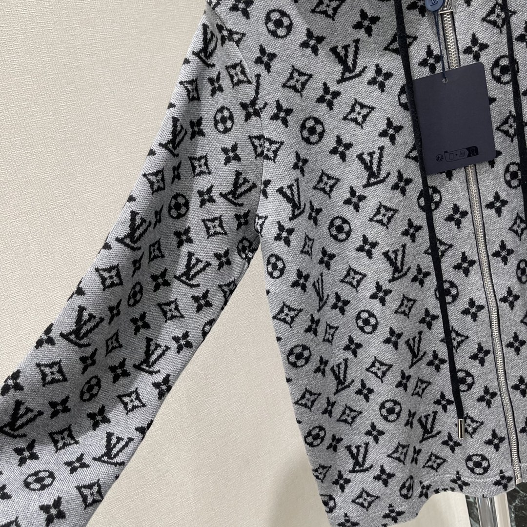 
路易 25早秋新款 连帽提花针织开衫 通体字母提花彰显品牌调性和设计层次感上身尽显松弛时尚魅力细节满分