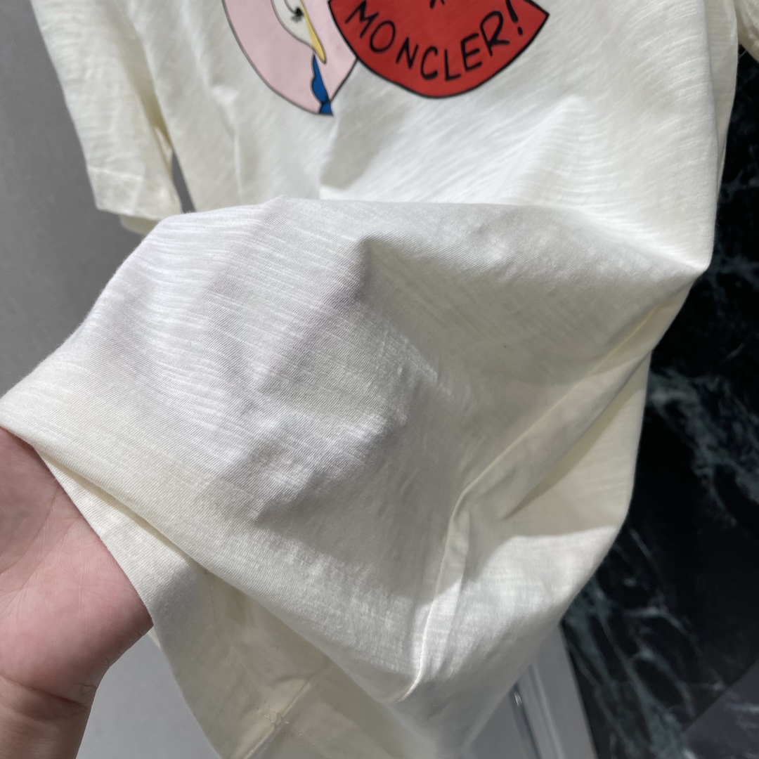 
蒙口 25早秋新款 卡通印花短袖T恤 肩膀标志性微标 图案又萌又可爱 减龄必备！时尚又个性 超级百搭好