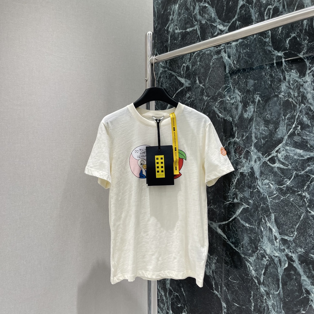 
蒙口 25早秋新款 卡通印花短袖T恤 肩膀标志性微标 图案又萌又可爱 减龄必备！时尚又个性 超级百搭好