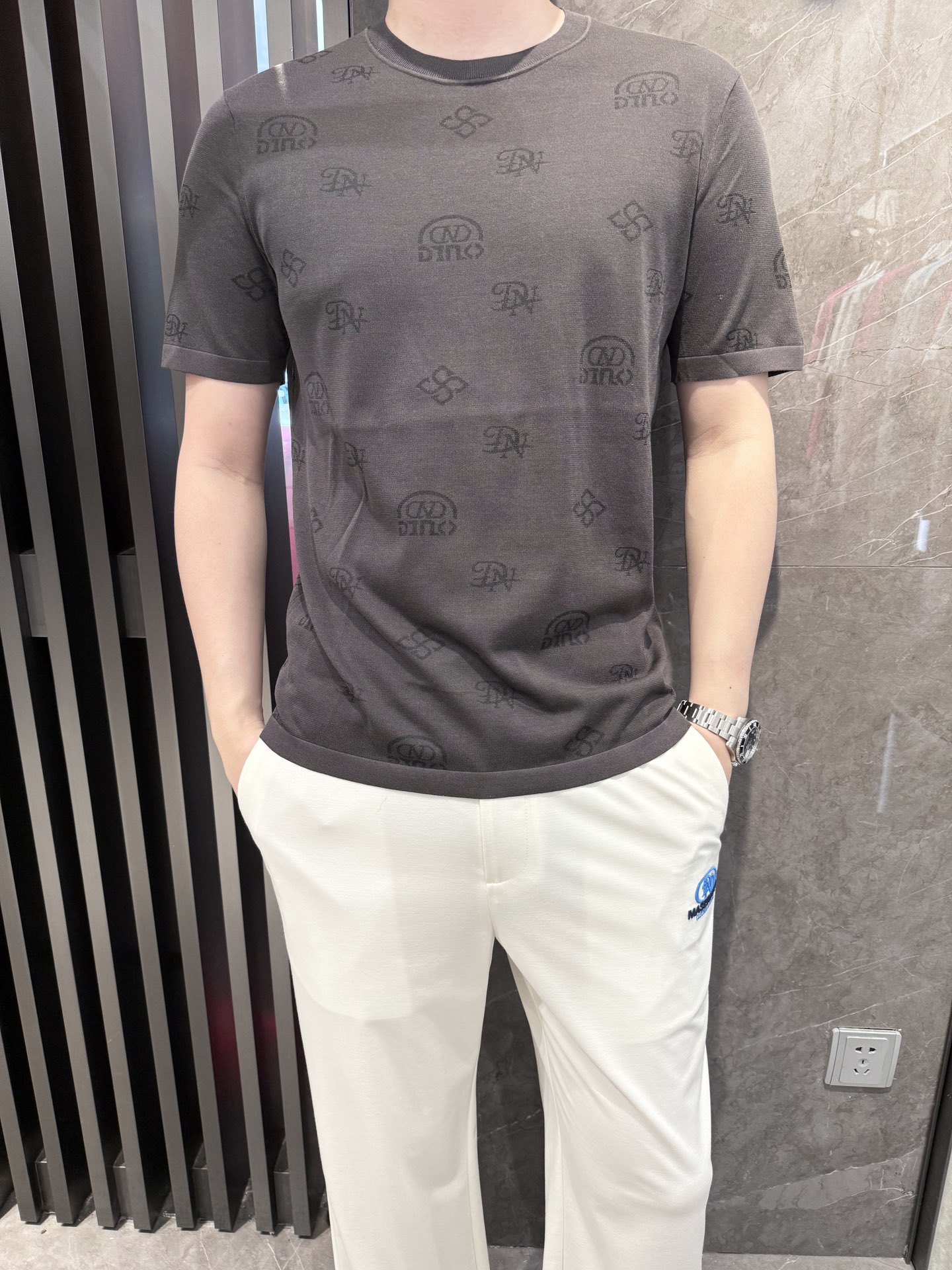 NO:432924,Dino luxury products - brand authentic 2025 latest round neck T-shirt shipment, hot-selling items in Europe and the United States!  Select custom European cotton mulberry silk fabrics from imported Italian brands!  The brand logo of the whole body is matched with the latest design to highlight fashion!  Number of codes 48-56 (model 180/140 wears 50, with Hong Kong Lane Crawford gift box packaging), tees, t-shirt, alexander wang19860909Dino奢品-品牌正品2025最新圆领T恤出货 欧美热销单品！精选意大利进口品牌定制欧货棉桑蚕丝面料！通体的品牌标志搭配最新的设计,彰显时尚 ！码数48-56（模特180/140穿50,配香港连卡佛礼盒包装）,,tees，t-shirt,alexander wang,Men's clothing