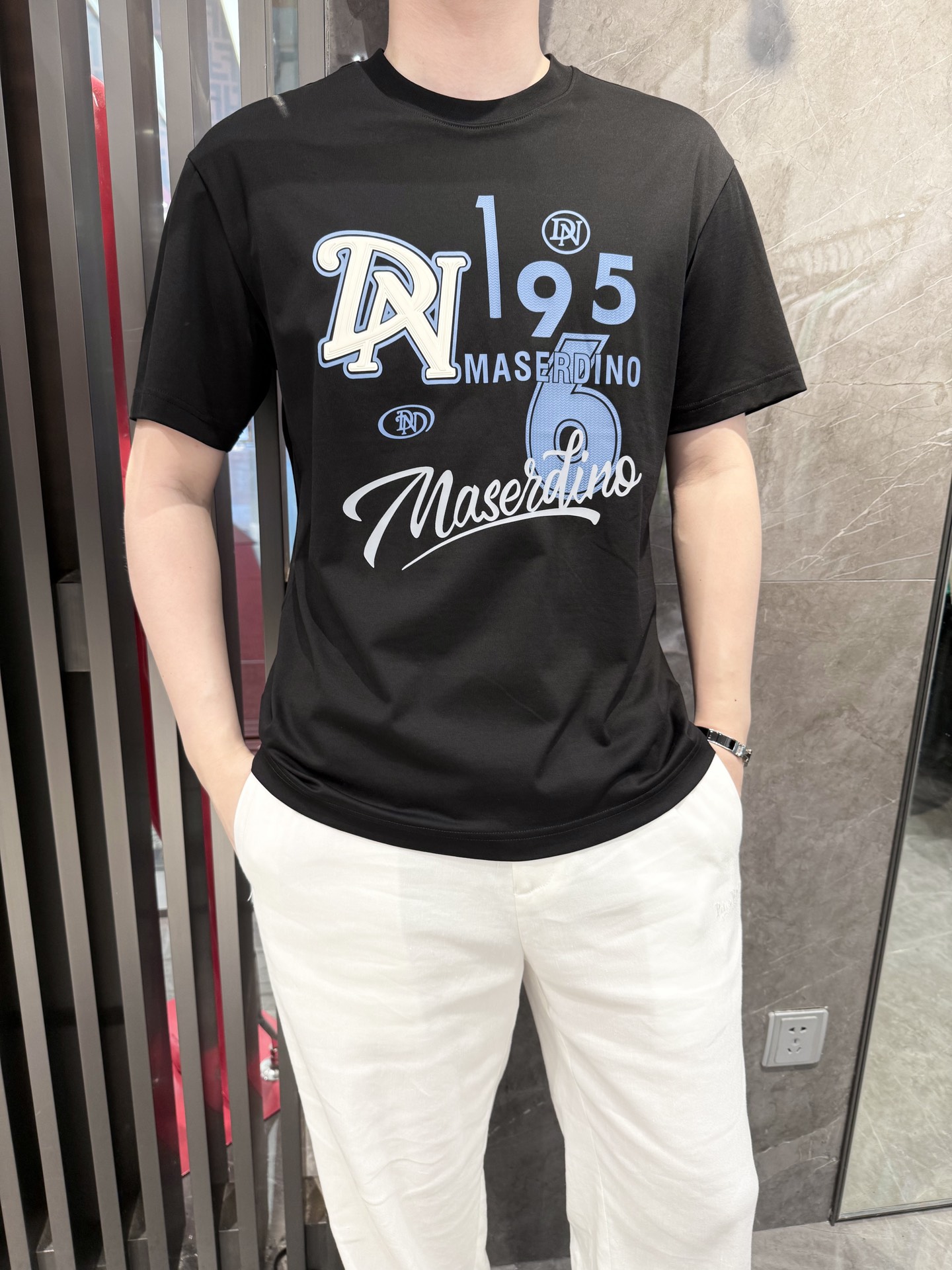 NO:432973,Dino luxury products - brand authentic 2025 latest round neck T-shirt shipment, hot-selling items in Europe and the United States!  Select custom European cotton fabrics from imported Italian brands!  Brand logo prints are matched with the latest designs to highlight fashion!  Number of codes 48-56 (model 180/140 wears 50, with Hong Kong Lane Crawford gift box packaging), tees, t-shirt, alexander wang19860909Dino奢品-品牌正品2025最新圆领T恤出货 欧美热销单品！精选意大利进口品牌定制欧货棉面料！品牌标志印花搭配最新的设计,彰显时尚 ！码数48-56（模特180/140穿50,配香港连卡佛礼盒包装）,,tees，t-shirt,alexander wang,Men's clothing