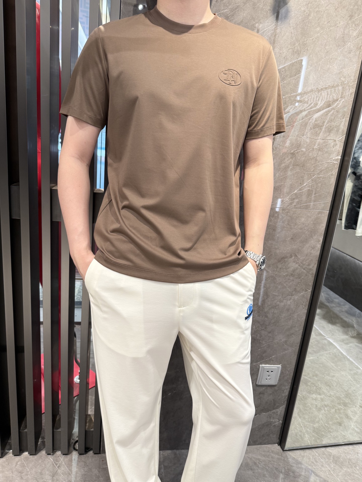 NO:432935,Dino luxury products - brand authentic 2025 latest round neck T-shirt shipment, hot-selling items in Europe and the United States!  Select custom European cotton fabrics from imported Italian brands!  The brand logo on the chest is matched with the latest design to highlight fashion!  Number of codes 48-56 (model 180/140 wears 50, with Hong Kong Lane Crawford gift box packaging), tees, t-shirt, alexander wang19860909Dino奢品-品牌正品2025最新圆领T恤出货 欧美热销单品！精选意大利进口品牌定制欧货棉面料！胸前的品牌标志搭配最新的设计,彰显时尚 ！码数48-56（模特180/140穿50,配香港连卡佛礼盒包装）,,tees，t-shirt,alexander wang,Men's clothing