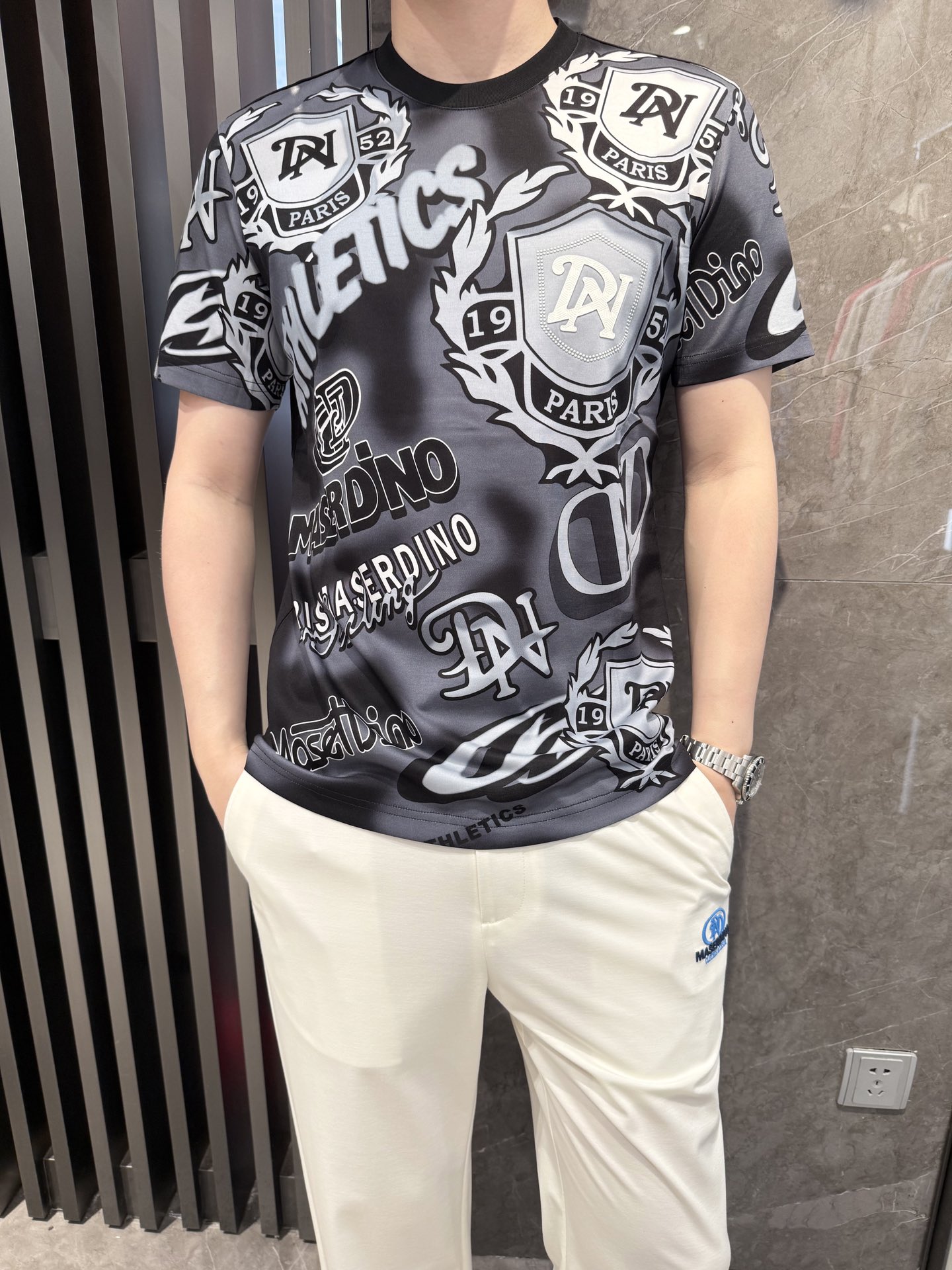 NO:432929,Dino luxury products - brand authentic 2025 latest round neck T-shirt shipment, hot-selling items in Europe and the United States!  Selected Italian imported brands to customize 100% European cotton fabrics!  Brand logo prints are matched with the latest designs to highlight fashion!  Number of codes 48-56 (model 180/140 wears 50, with Hong Kong Lane Crawford gift box packaging), tees, t-shirt, alexander wang19860909Dino奢品-品牌正品2025最新圆领T恤出货 欧美热销单品！精选意大利进口品牌定制百分百欧货棉面料！品牌标志印花搭配最新的设计,彰显时尚 ！码数48-56（模特180/140穿50,配香港连卡佛礼盒包装）,,tees，t-shirt,alexander wang,Men's clothing