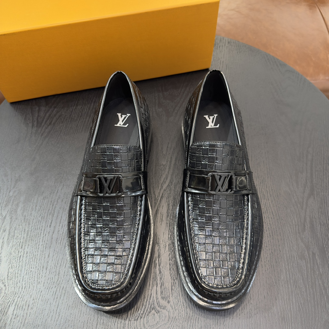 NO:354870,【L Home】 Size: 39-44 (38.45 customized) Original single Lv official website men's casual leather shoes, top-level original single replica, - upper cowhide weaving process, Napa cowhide, shoe body sewing brand logo - inner cowhide, foot pad; water dye cowhide - outsole TPR·rubber foam; two-color molded sole - ultra-high quality control·fine workmanship highlighted (high-end, noble, grade),, louis vuitton, louis vuitton, cowhide19860909【L家】 Size:39-44(38.45定做) 原单Lv官网男士休闲皮鞋,顶级原单复刻, -鞋面牛皮编织工艺、纳帕牛皮、鞋身车缝品牌logo -内里牛皮,垫脚；水染牛皮 -大底TPR·橡胶发泡；双色成型大底 -超高品控·做工精细凸显(高端·贵气·档次),,louis vuitton,louis vuitton,cowhide,Men's shoes