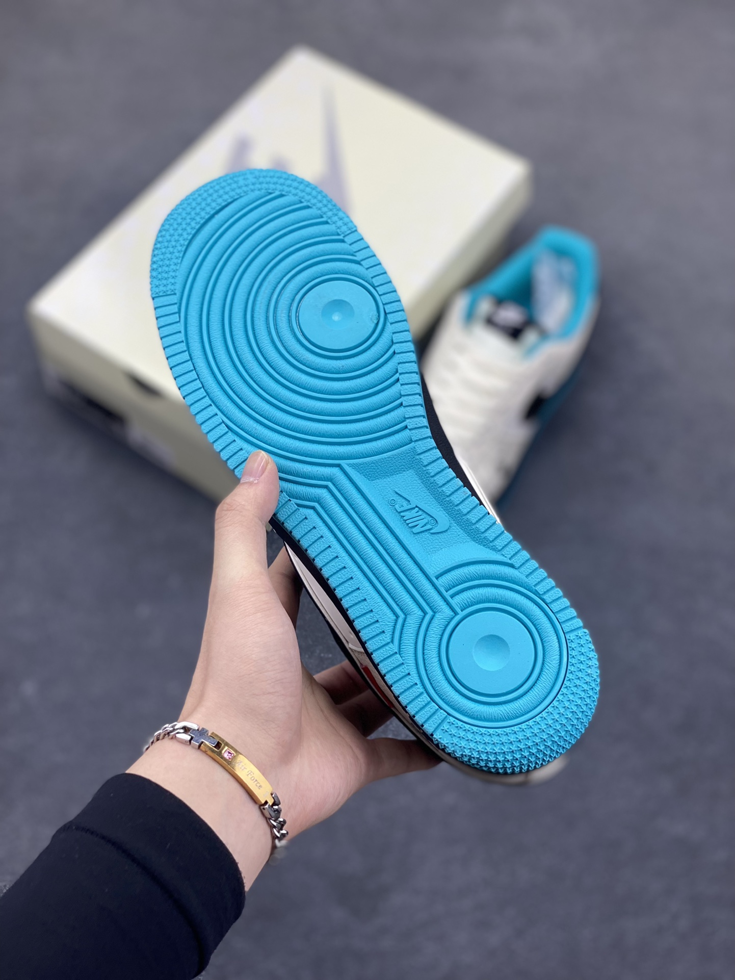图片[5]-Nike Air Force 1 \’07 Low “OFF-WHITE联名——黑蓝双拼米黑”空军一号 低帮 运动鞋 休闲鞋 折边针车 工艺难度大 原楦头原纸板 原装鞋盒 定制五金配件 内置全掌气垫 原厂鞋底 货号：QW5836-003 尺码：36 36.5 37.5 38 38.5 39 40 40.5 41 42 42.5 43 44 44.5 45-选品中心