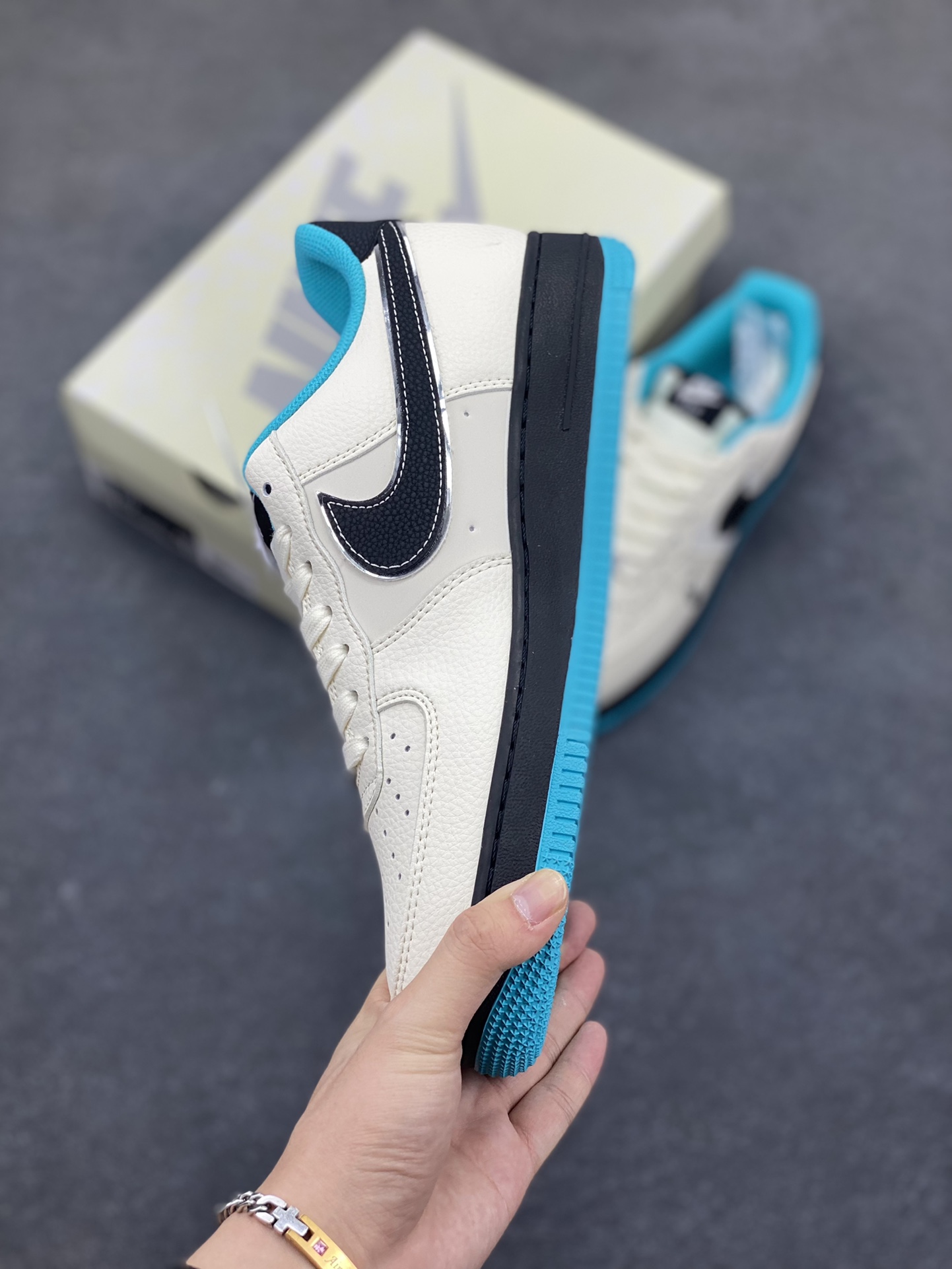 图片[3]-Nike Air Force 1 \’07 Low “OFF-WHITE联名——黑蓝双拼米黑”空军一号 低帮 运动鞋 休闲鞋 折边针车 工艺难度大 原楦头原纸板 原装鞋盒 定制五金配件 内置全掌气垫 原厂鞋底 货号：QW5836-003 尺码：36 36.5 37.5 38 38.5 39 40 40.5 41 42 42.5 43 44 44.5 45-选品中心