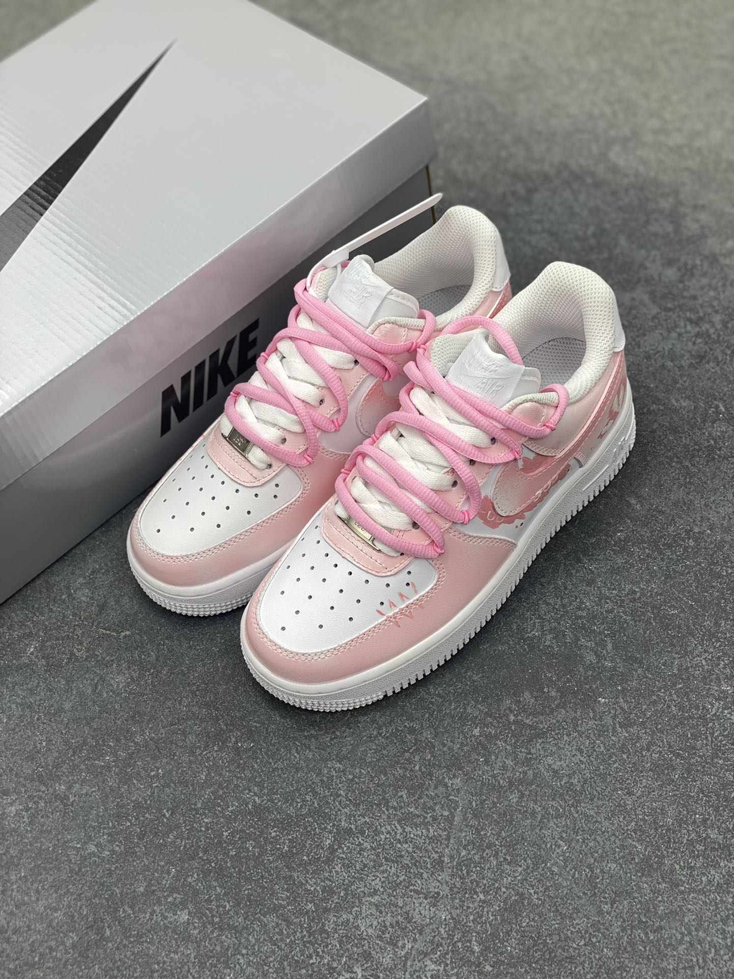 图片[8]-Air Force 1 Low 手绘涂鸦 原楦头原纸板 打造纯正空军版型 #专注外贸渠道 全掌内置蜂窝气垫 #原盒配件 原厂中底钢印、拉帮完美 货号：DD8959-100 尺码：35.5 36 36.5 37.5 38 38.5 39 40-选品中心