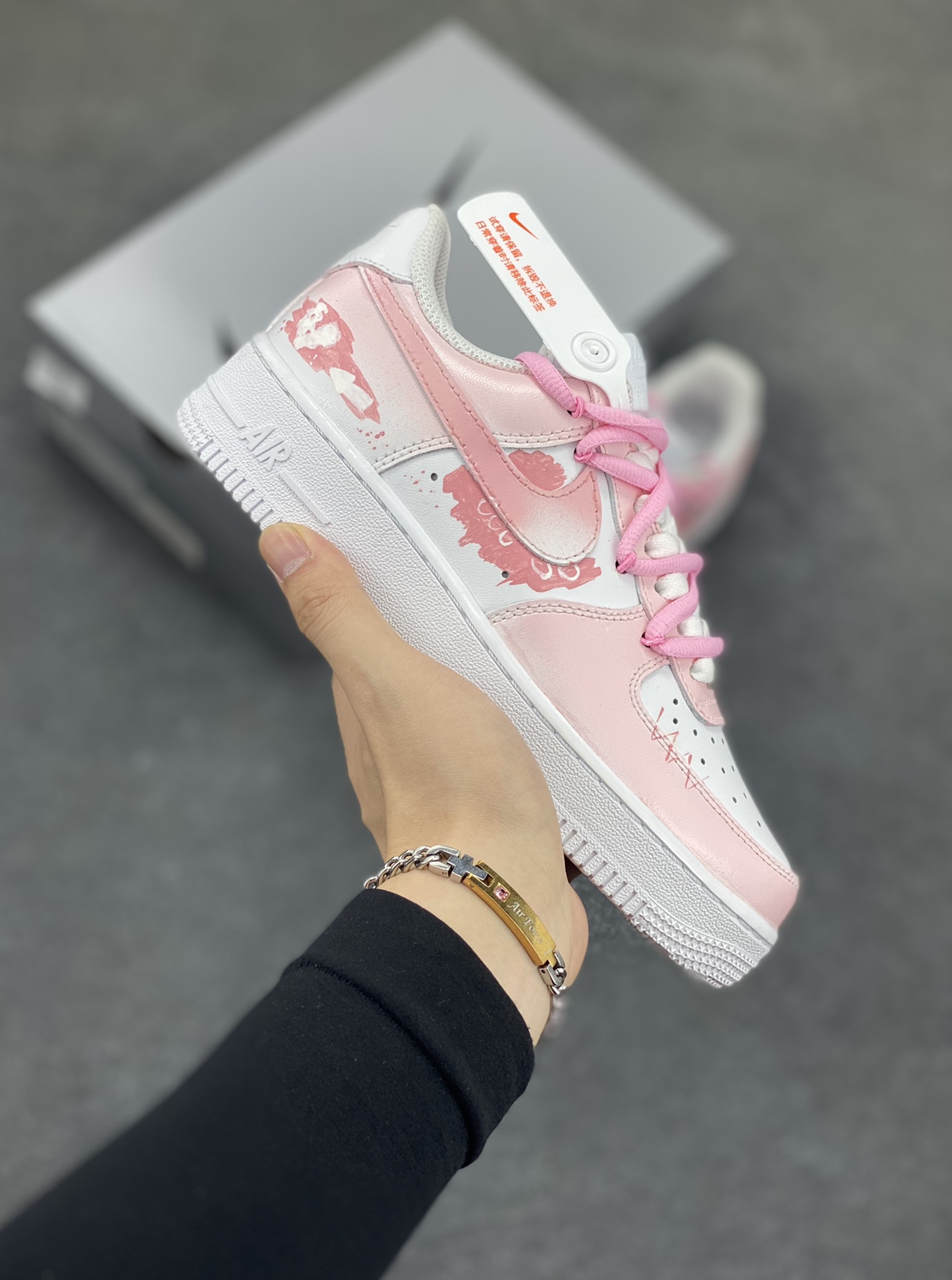 Air Force 1 Low 手绘涂鸦 原楦头原纸板 打造纯正空军版型 #专注外贸渠道 全掌内置蜂窝气垫 #原盒配件 原厂中底钢印、拉帮完美 货号:DD8959-100 尺码:35.5 36 36.5 37.5 38 38.5 39 40-选品中心