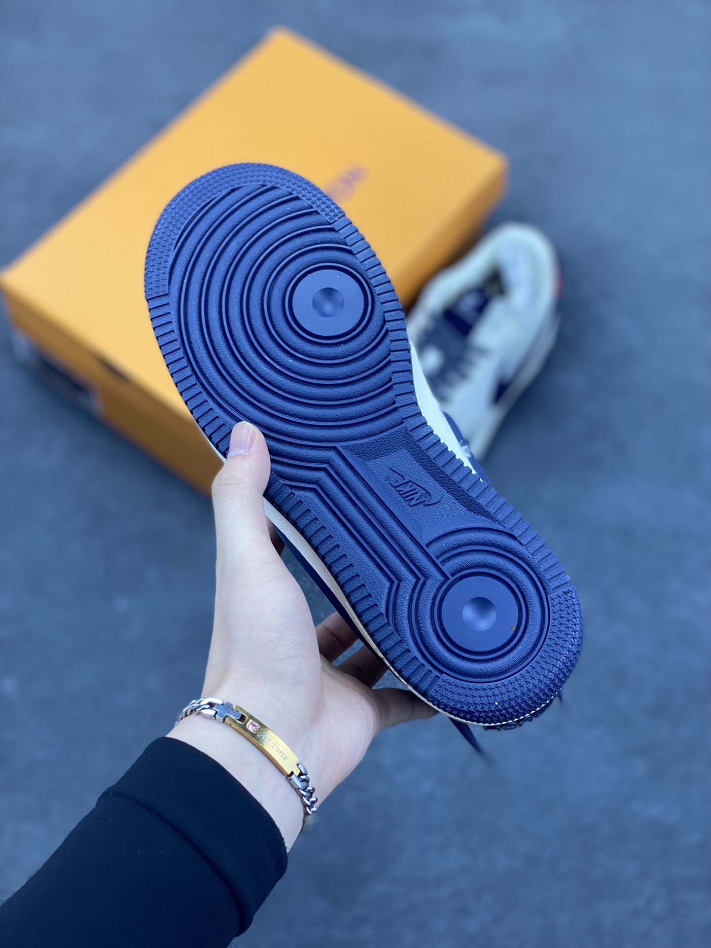 图片[5]-NIke Air Force 1 \’07 Low “LV联名——深蓝大勾”空军一号 低帮 运动鞋 休闲鞋 折边针车 工艺难度大 原楦头原纸板 原装鞋盒 定制五金配件 内置全掌气垫 原厂鞋底 货号：XS3464-575 尺码：36 36.5 37.5 38 38.5 39 40 40.5 41 42 42.5 43 44 44.5 45-选品中心