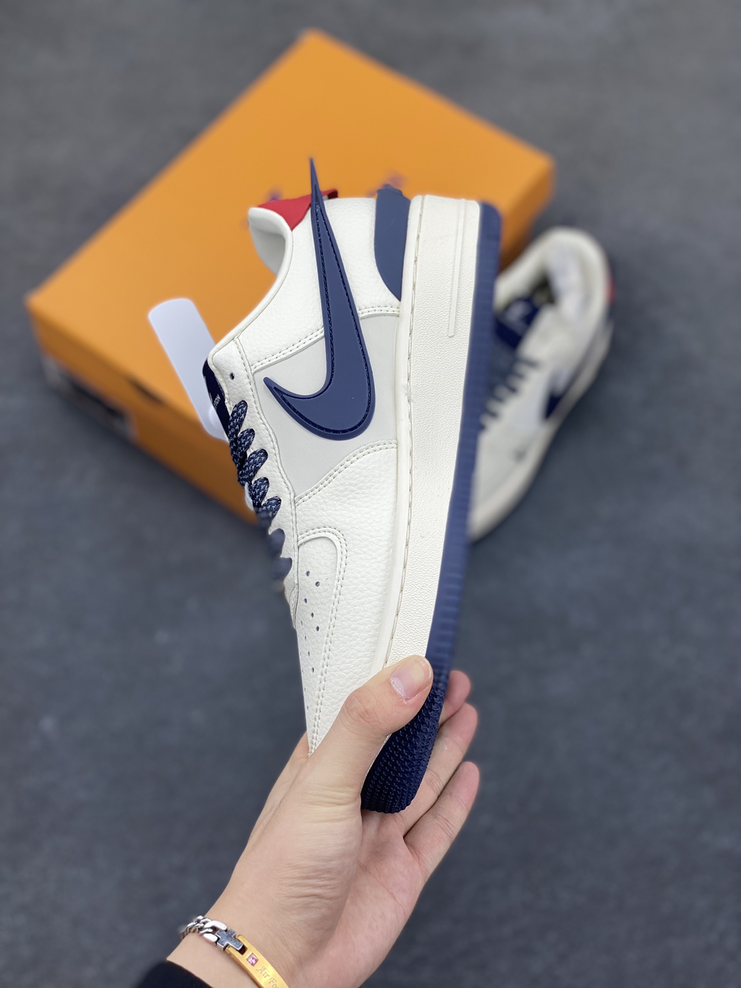 图片[3]-NIke Air Force 1 \’07 Low “LV联名——深蓝大勾”空军一号 低帮 运动鞋 休闲鞋 折边针车 工艺难度大 原楦头原纸板 原装鞋盒 定制五金配件 内置全掌气垫 原厂鞋底 货号：XS3464-575 尺码：36 36.5 37.5 38 38.5 39 40 40.5 41 42 42.5 43 44 44.5 45-选品中心