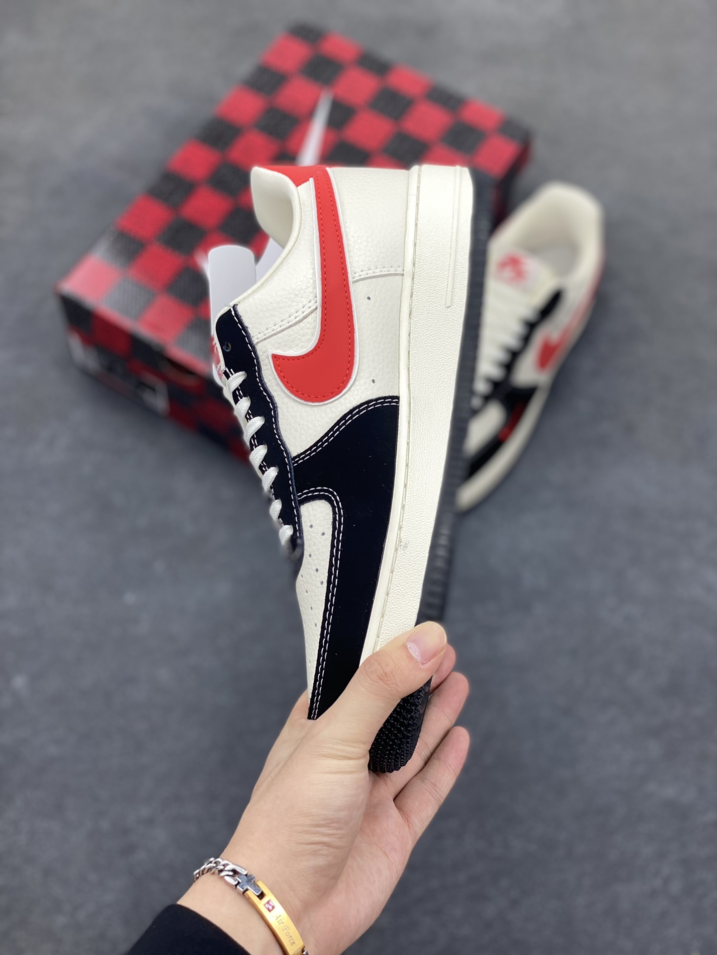 图片[3]-NIke Air Force 1 \’07 Low “黑红勾”空军一号 低帮 运动鞋 休闲鞋 折边针车 工艺难度大 原楦头原纸板 原装鞋盒 定制五金配件 内置全掌气垫 原厂鞋底 货号：KB1688-001 尺码：36 36.5 37.5 38 38.5 39 40 40.5 41 42 42.5 43 44 44.5 45-选品中心