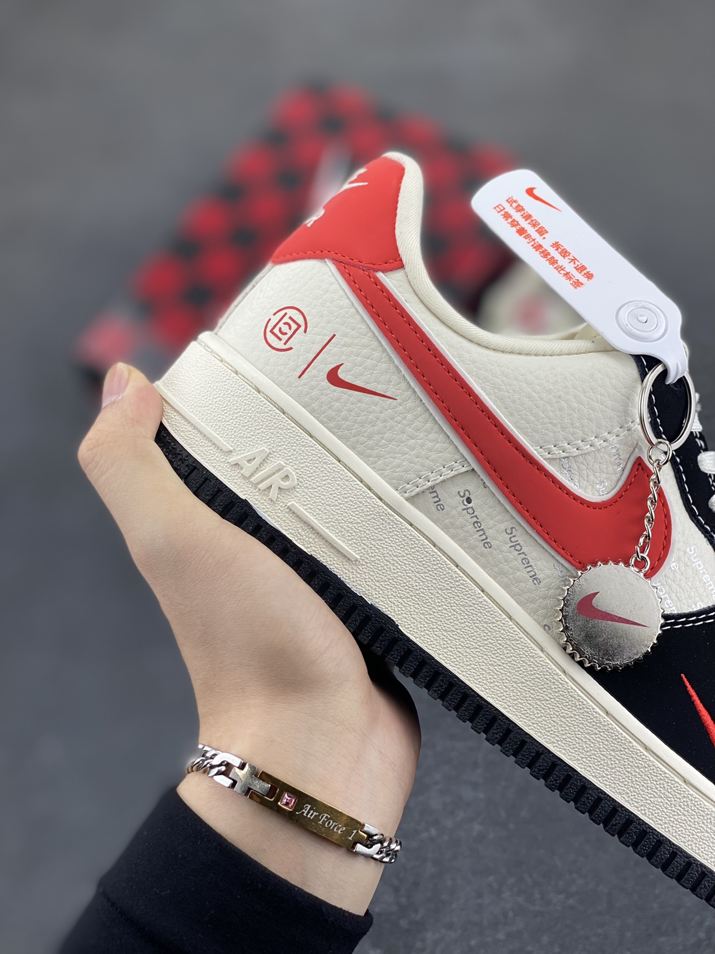 图片[6]-NIke Air Force 1 \’07 Low “黑红勾”空军一号 低帮 运动鞋 休闲鞋 折边针车 工艺难度大 原楦头原纸板 原装鞋盒 定制五金配件 内置全掌气垫 原厂鞋底 货号：KB1688-001 尺码：36 36.5 37.5 38 38.5 39 40 40.5 41 42 42.5 43 44 44.5 45-选品中心