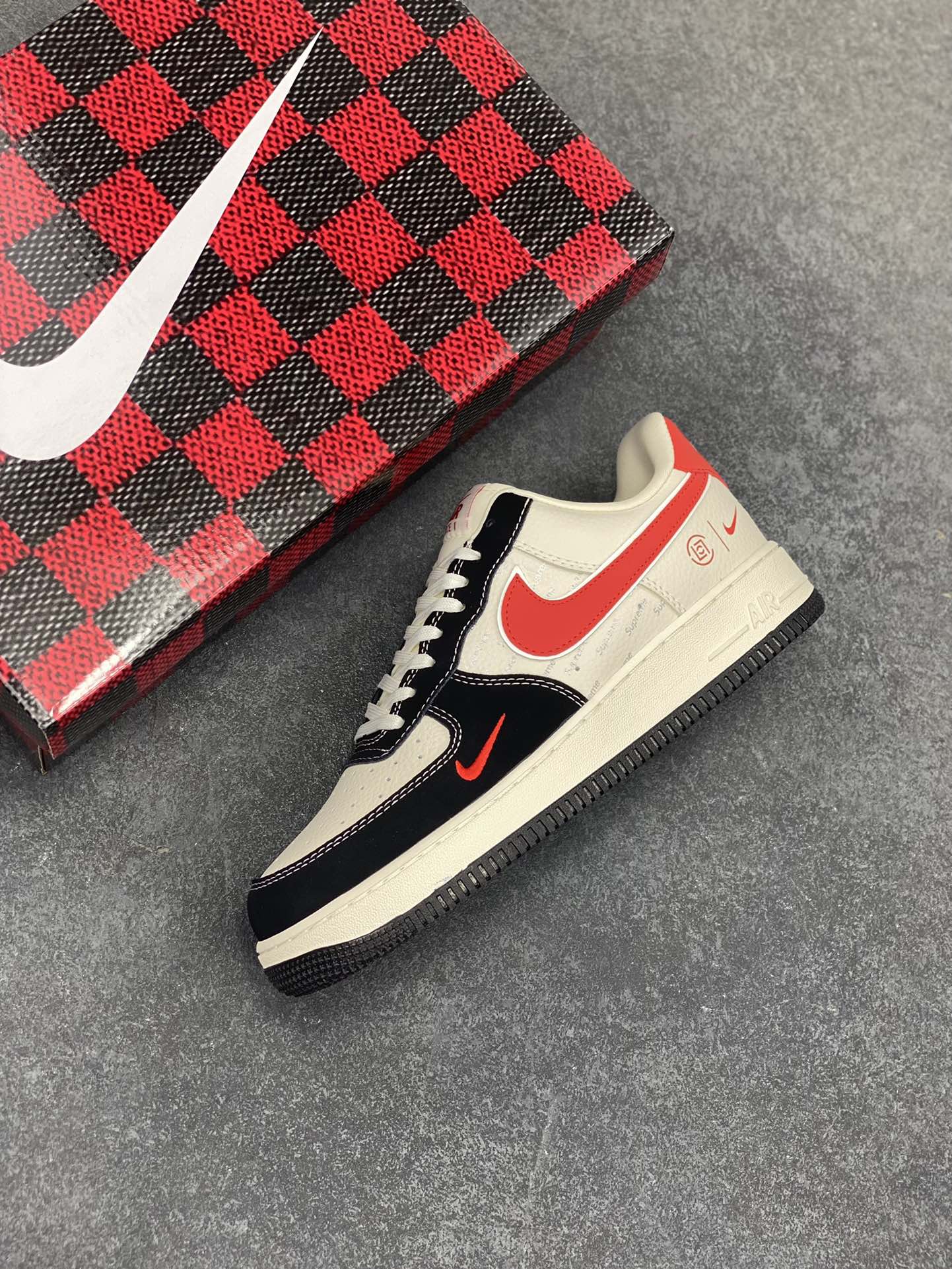 图片[7]-NIke Air Force 1 \’07 Low “黑红勾”空军一号 低帮 运动鞋 休闲鞋 折边针车 工艺难度大 原楦头原纸板 原装鞋盒 定制五金配件 内置全掌气垫 原厂鞋底 货号：KB1688-001 尺码：36 36.5 37.5 38 38.5 39 40 40.5 41 42 42.5 43 44 44.5 45-选品中心