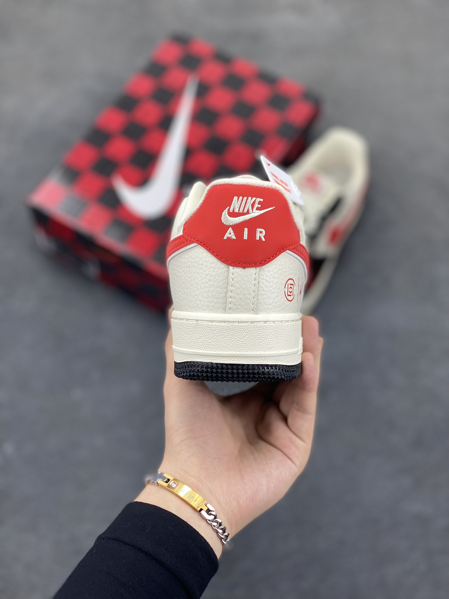 图片[4]-NIke Air Force 1 \’07 Low “黑红勾”空军一号 低帮 运动鞋 休闲鞋 折边针车 工艺难度大 原楦头原纸板 原装鞋盒 定制五金配件 内置全掌气垫 原厂鞋底 货号：KB1688-001 尺码：36 36.5 37.5 38 38.5 39 40 40.5 41 42 42.5 43 44 44.5 45-选品中心