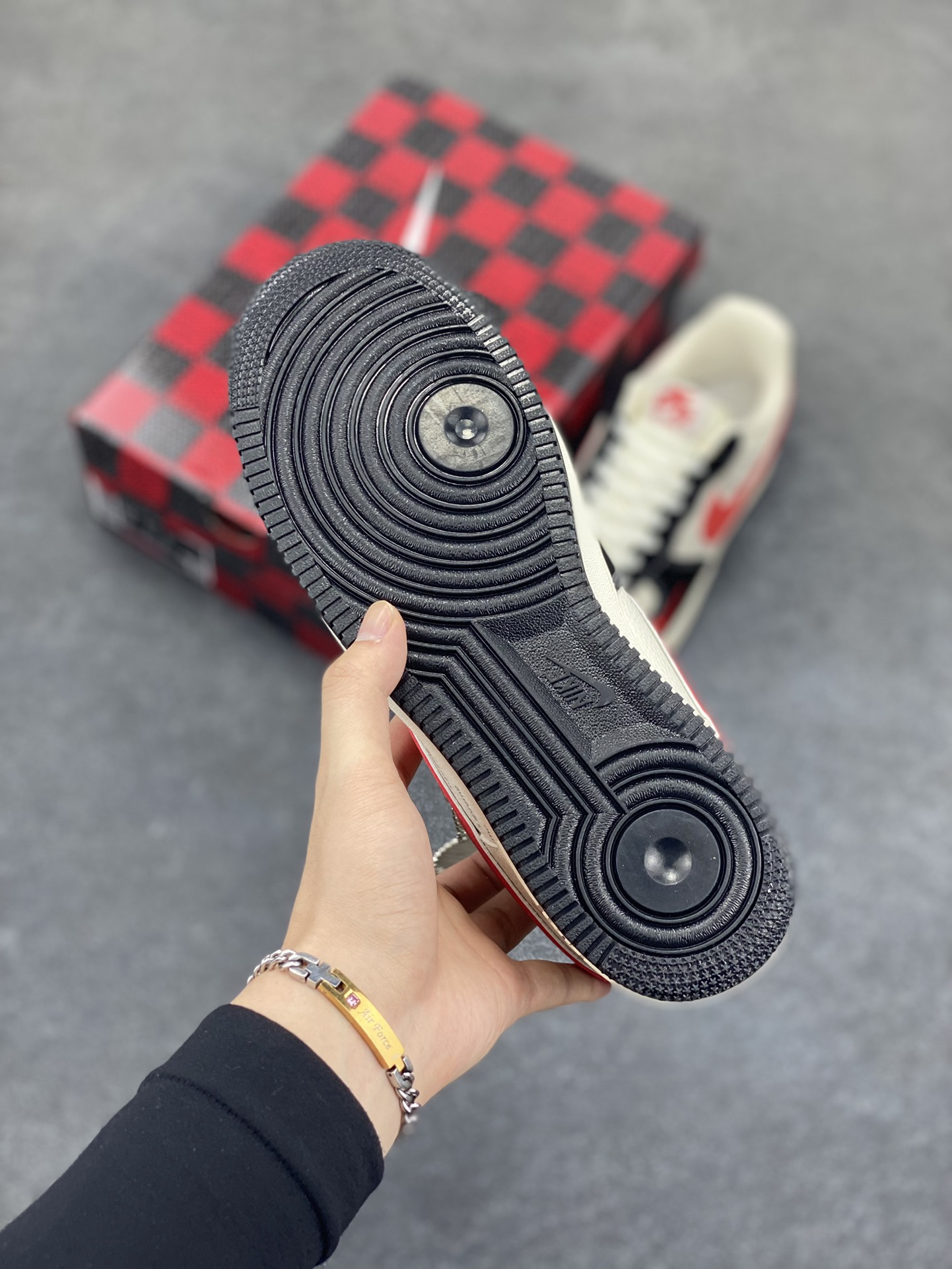 图片[5]-NIke Air Force 1 \’07 Low “黑红勾”空军一号 低帮 运动鞋 休闲鞋 折边针车 工艺难度大 原楦头原纸板 原装鞋盒 定制五金配件 内置全掌气垫 原厂鞋底 货号：KB1688-001 尺码：36 36.5 37.5 38 38.5 39 40 40.5 41 42 42.5 43 44 44.5 45-选品中心