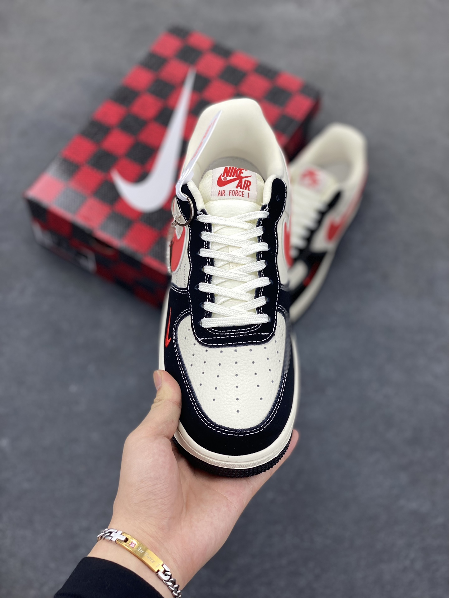 图片[2]-NIke Air Force 1 \’07 Low “黑红勾”空军一号 低帮 运动鞋 休闲鞋 折边针车 工艺难度大 原楦头原纸板 原装鞋盒 定制五金配件 内置全掌气垫 原厂鞋底 货号：KB1688-001 尺码：36 36.5 37.5 38 38.5 39 40 40.5 41 42 42.5 43 44 44.5 45-选品中心