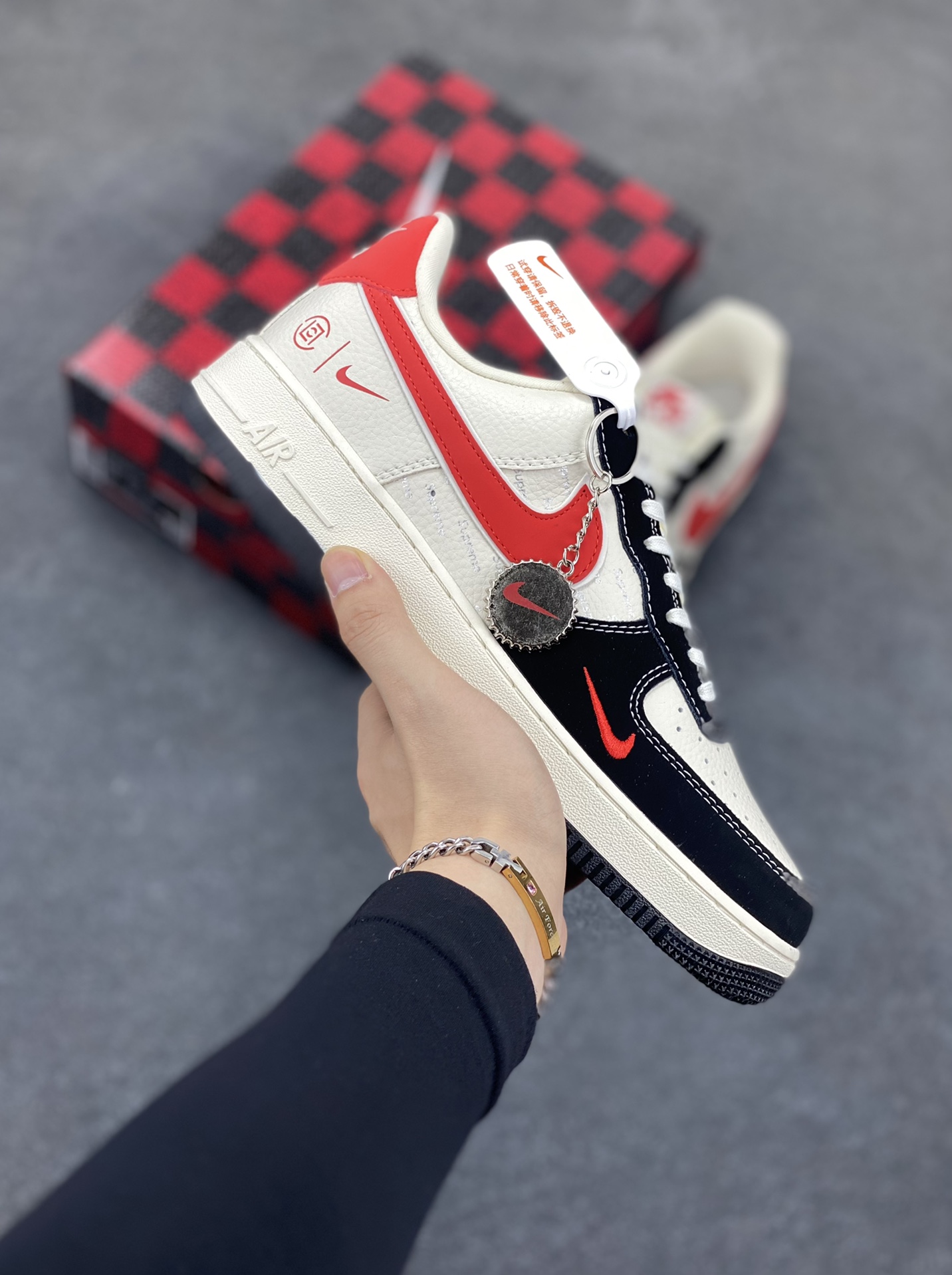 NIke Air Force 1 \’07 Low “黑红勾”空军一号 低帮 运动鞋 休闲鞋 折边针车 工艺难度大 原楦头原纸板 原装鞋盒 定制五金配件 内置全掌气垫 原厂鞋底 货号:KB1688-001 尺码:36 36.5 37.5 38 38.5 39 40 40.5 41 42 42.5 43 44 44.5 45-选品中心