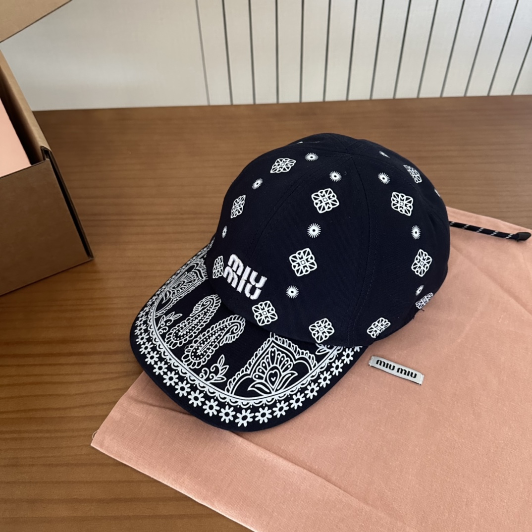 

 Miumiu缪缪 新款订单款刺绣涂鸦棒球帽🧢大牌款超好搭配，赶紧入手！