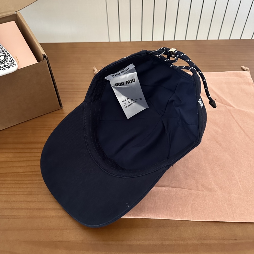 

 Miumiu缪缪 新款订单款刺绣涂鸦棒球帽🧢大牌款超好搭配，赶紧入手！