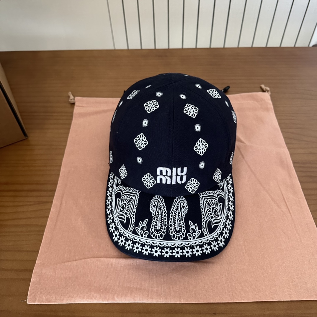 

 Miumiu缪缪 新款订单款刺绣涂鸦棒球帽🧢大牌款超好搭配，赶紧入手！