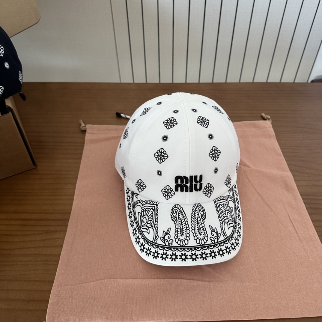 

 Miumiu缪缪 新款订单款刺绣涂鸦棒球帽🧢大牌款超好搭配，赶紧入手！